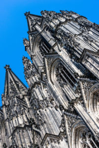 Ausschnitt vom Kölner Dom vor blauem Himmel Ausschnitt vom Kölner Dom vor blauem Himmel